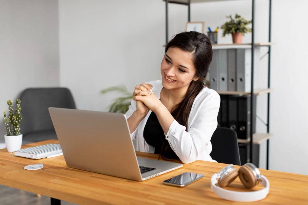 ilustrasi perempuan bekerja (freepik.com/freepik)