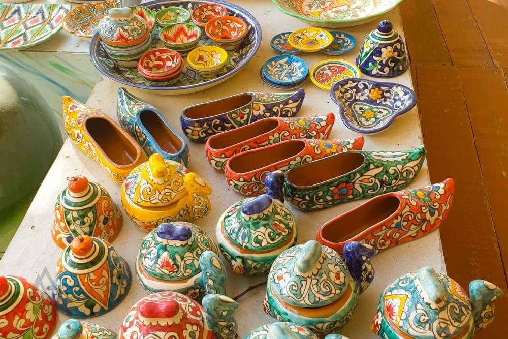 Kerajinan keramik tradisional untuk oleh-oleh dari Uzbekistan.