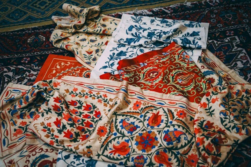 Kain suzani, oleh-oleh khas Uzbekistan.