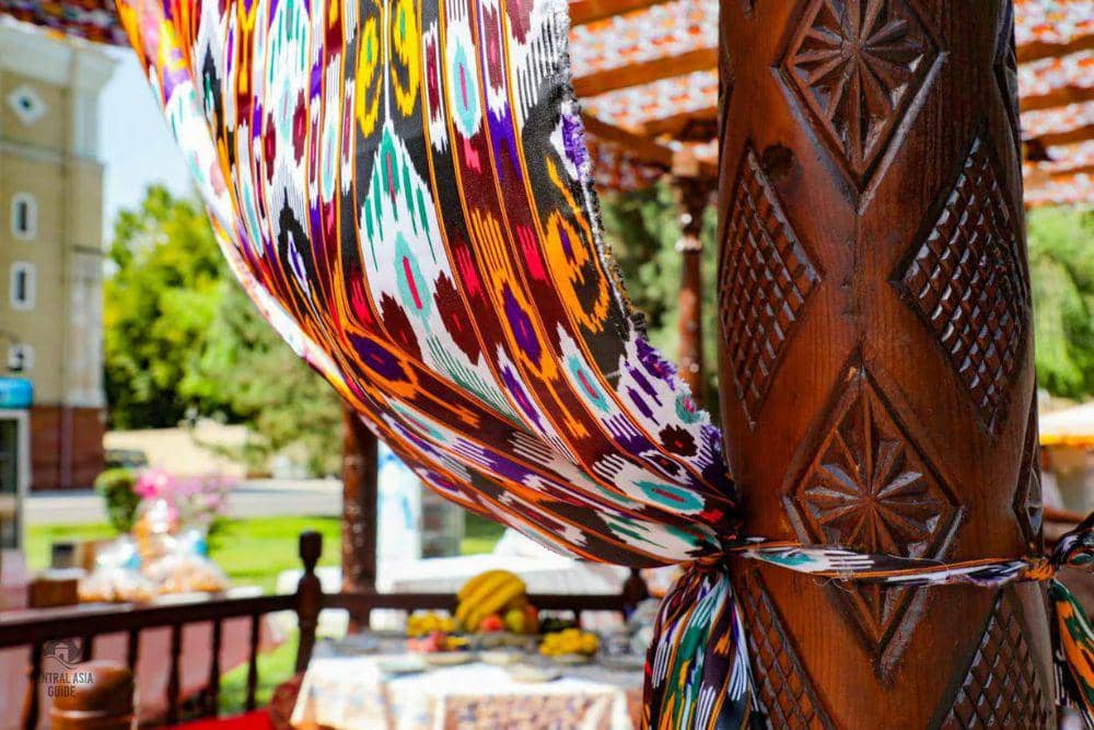 Kain ikat atlas, oleh-oleh khas Uzbekistan.