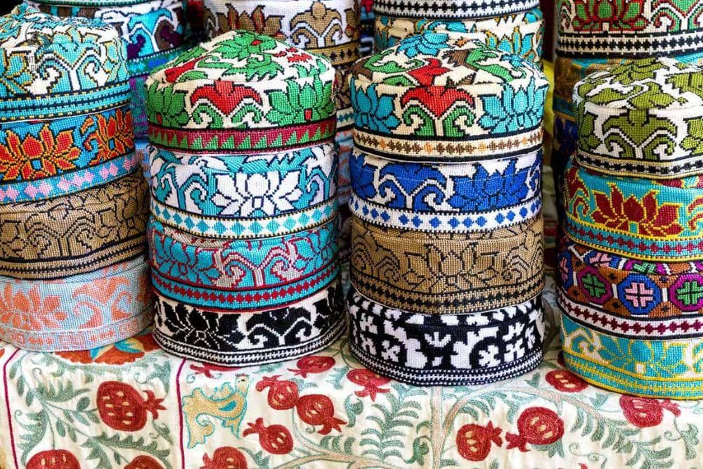 Topi tradisional bernama tubeteika untuk oleh-oleh dari Uzbekistan. (central-asia.guide/uzbekistan)