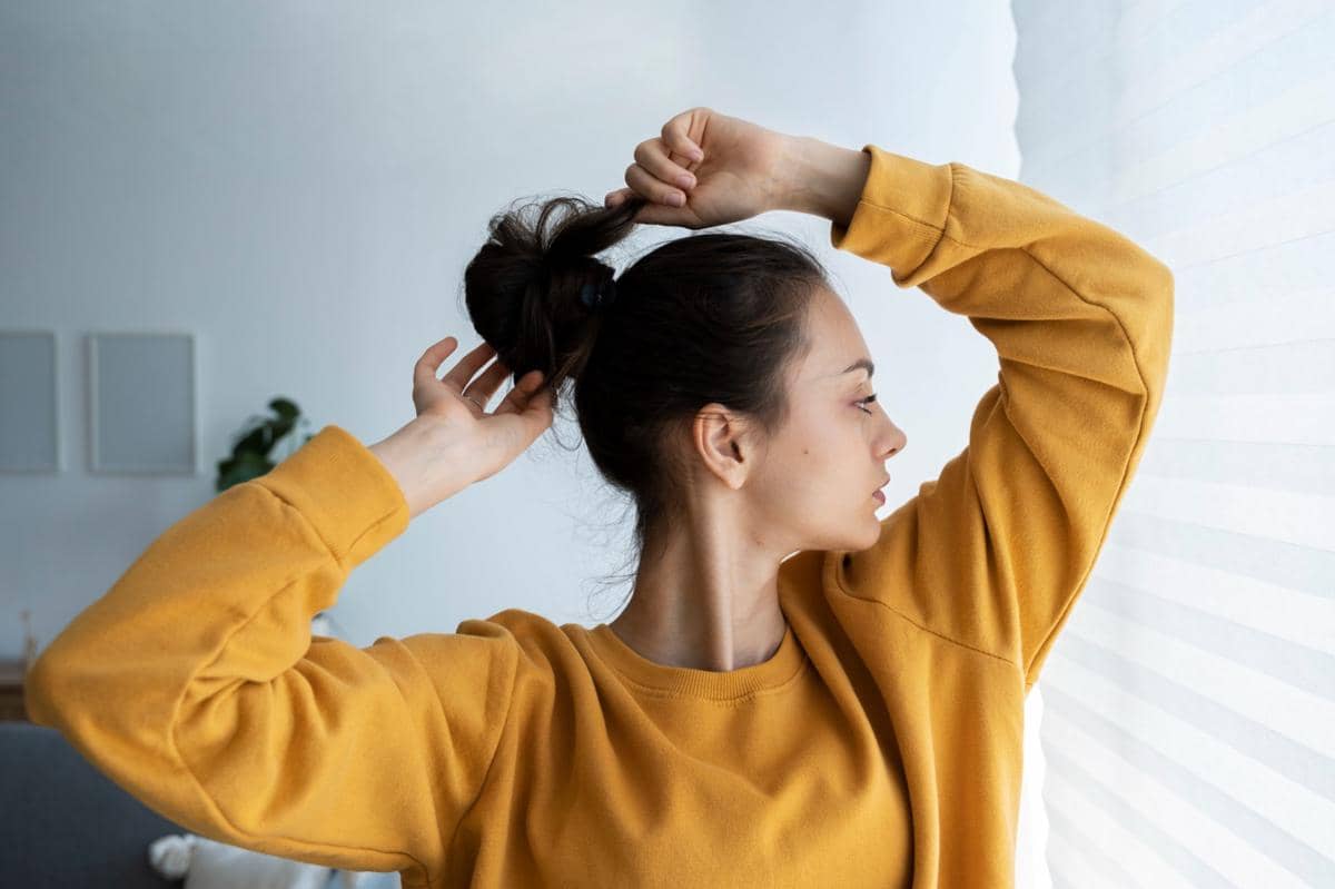 ilustrasi mengikat rambut