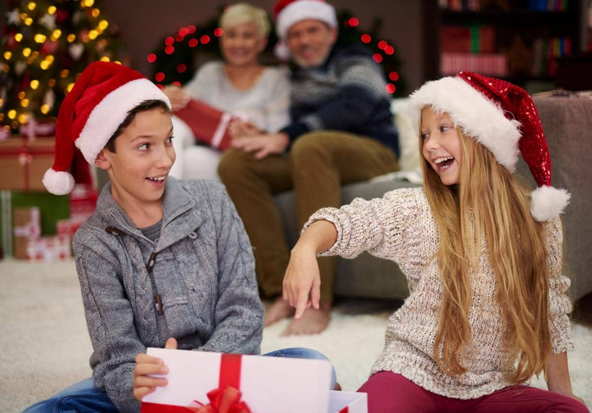 Ilustrasi membuka kado natal