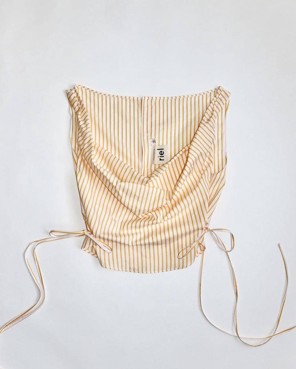 Pakaian Transparan atau Terlalu Terbuka yang Tidak Sesuai Norma Setempat