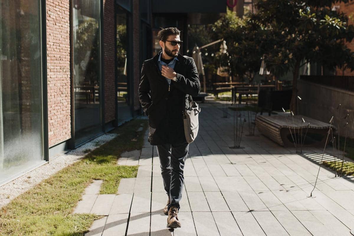 ilustrasi outfit hitam pria