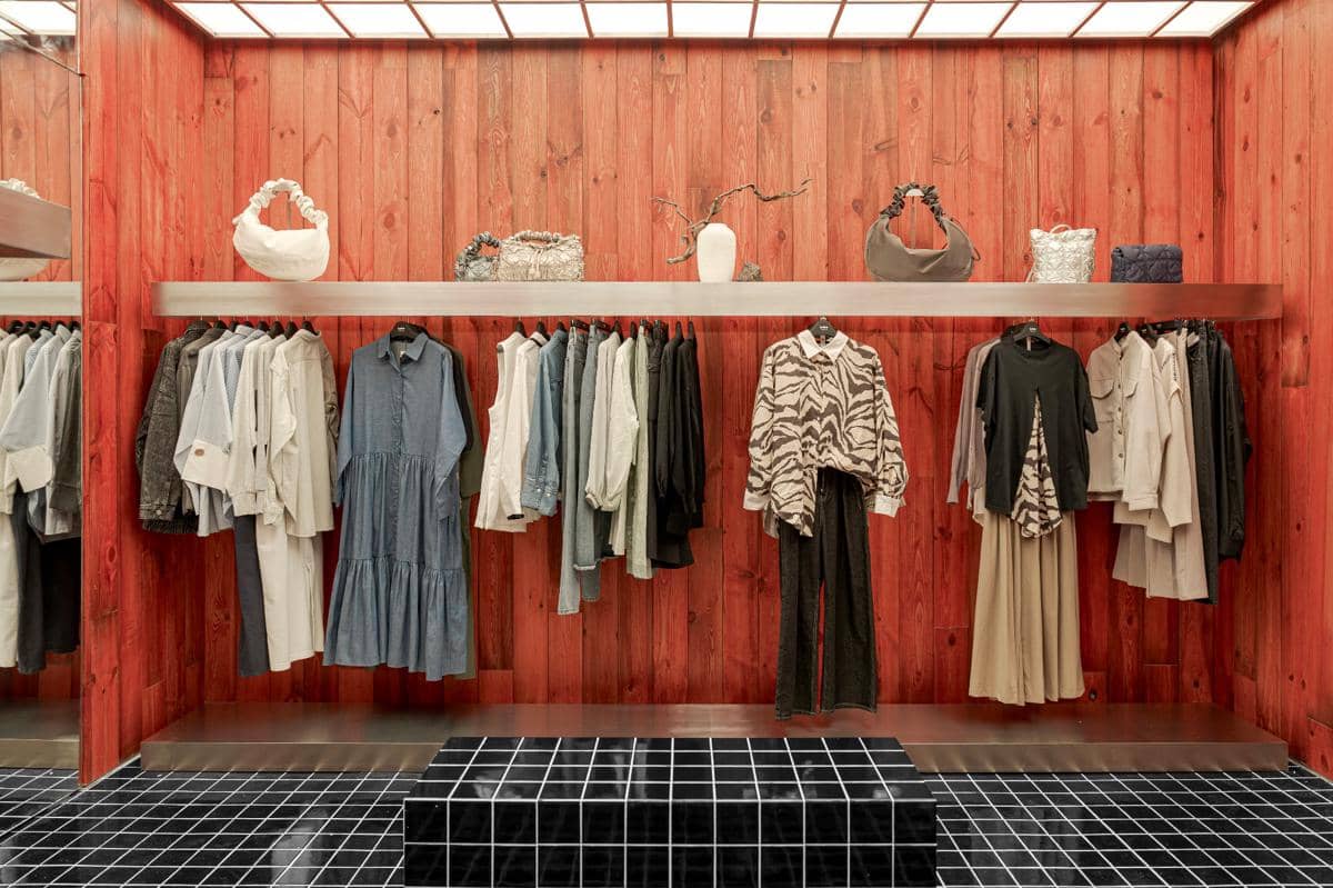 Feed 1_6_Physical Store.jpg