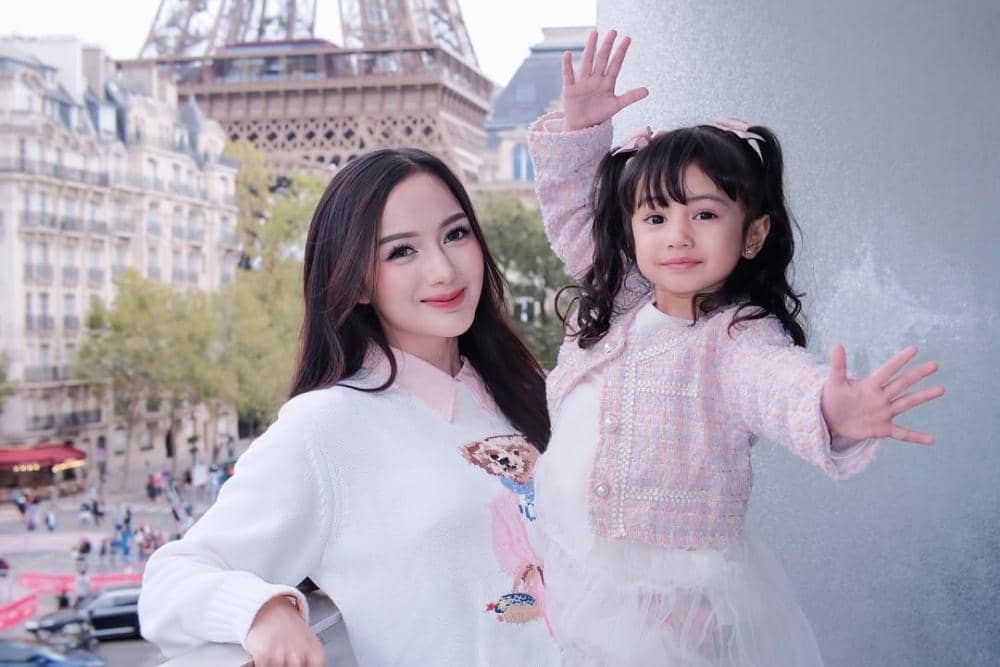 Bonjour Paris!! 🇫🇷✨Look who’s the happiest little traveler 🤭💕#DreyandaTravelDiary#Dreyandain-2.jpg