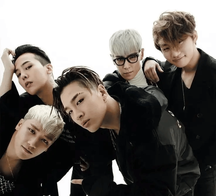 Foto grup BIGBANG yang terdiri dari G-Dragon, T.O.P, Taeyang, Daesung, dan Seungri dalam pemotretan resmi