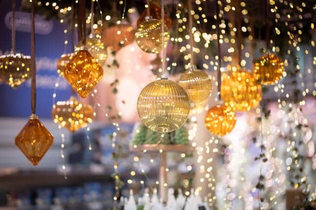 ornamen emas untuk dekorasi natal