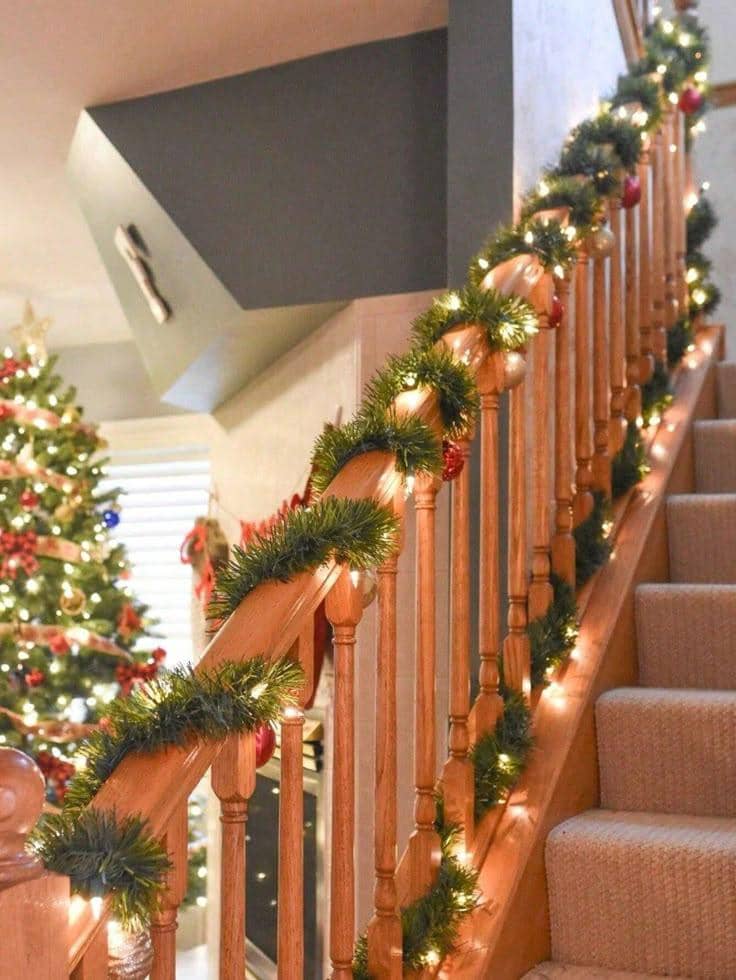 garland hijau di railing tangga untuk dekorasi natal