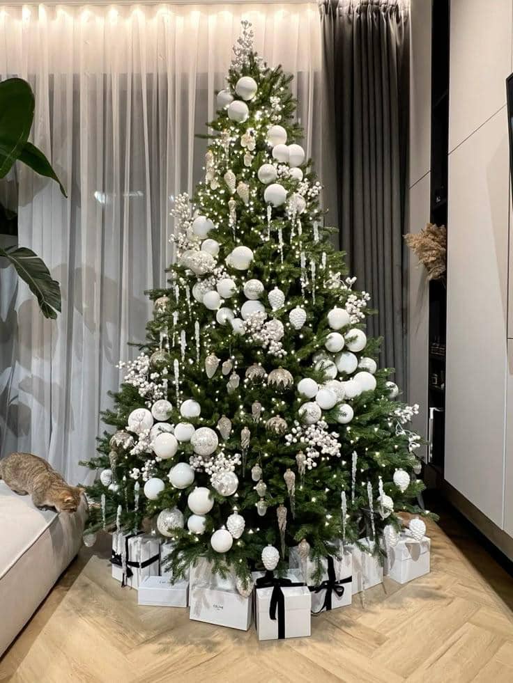 pohon natal serba putih