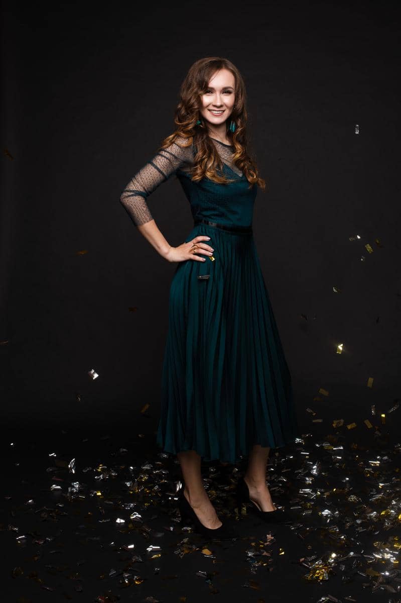 Ilustrasi Gaun Velvet Hijau Gelap 