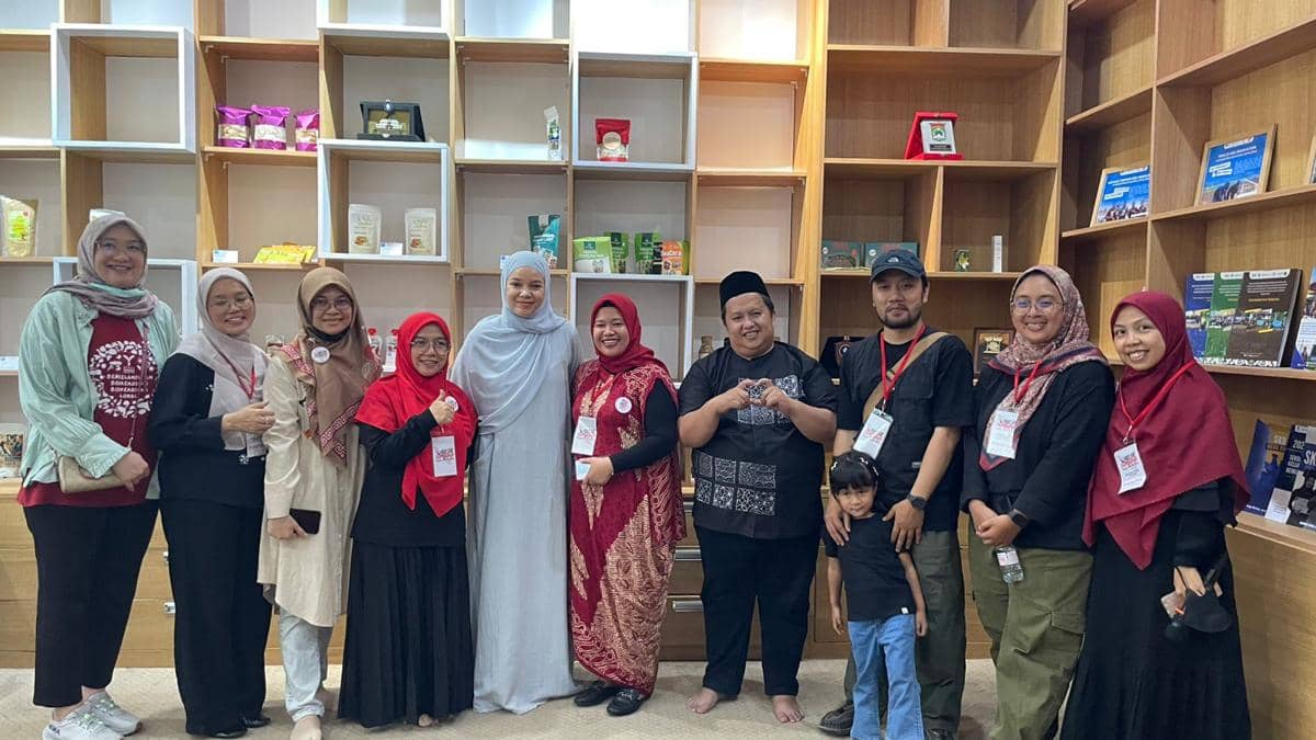 Inisiator Marandang 1 ton dengan Paragon dan Dewi Sandra.jpg