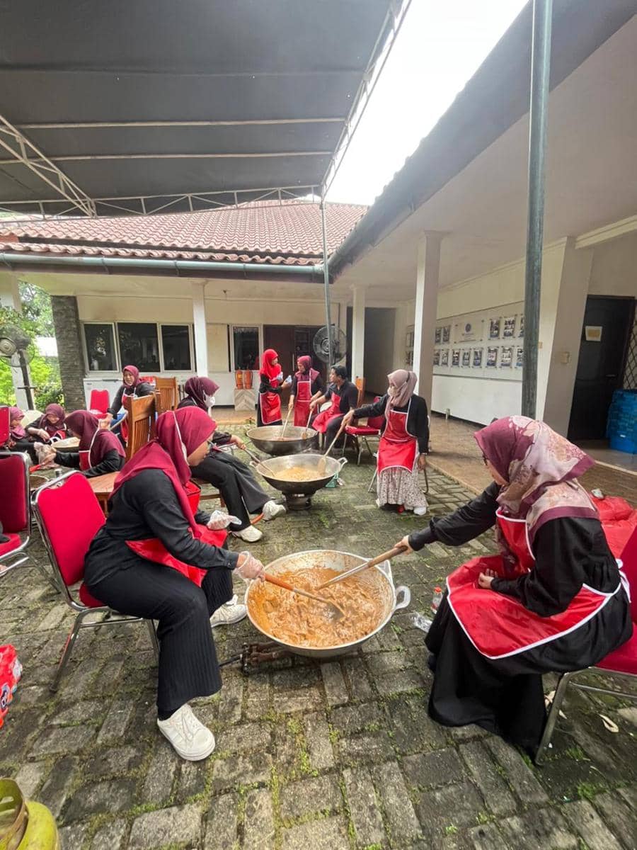 relawan masak rendang 2.jpg