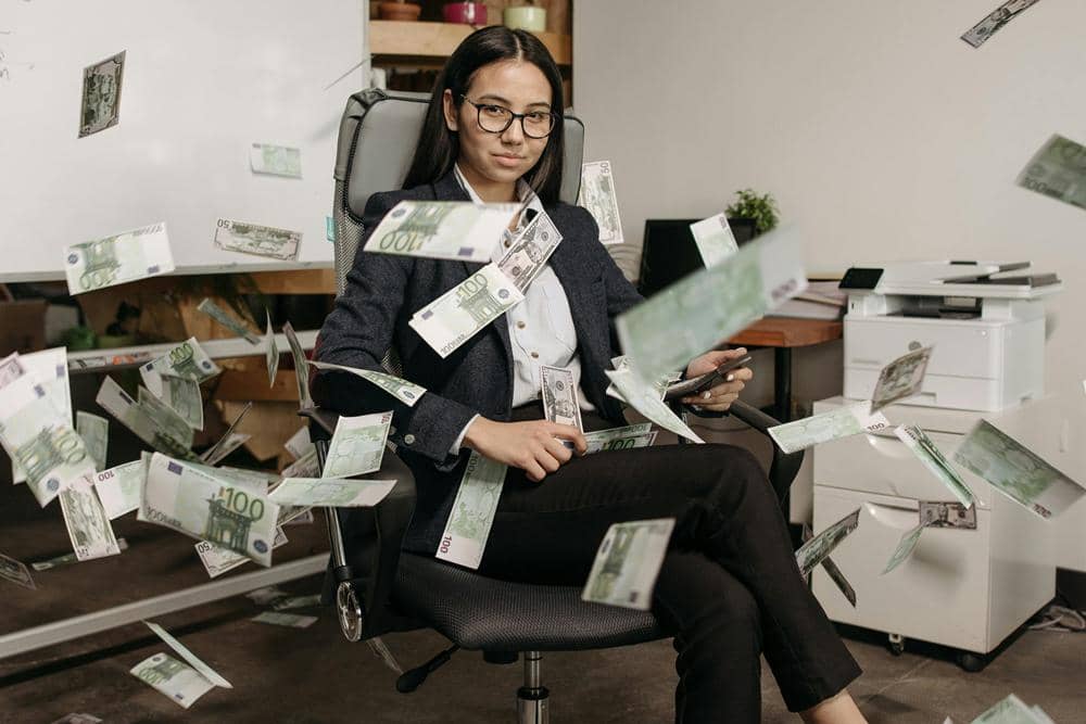 ilustrasi banyak uang (pexels.com/Pavel Danilyuk)