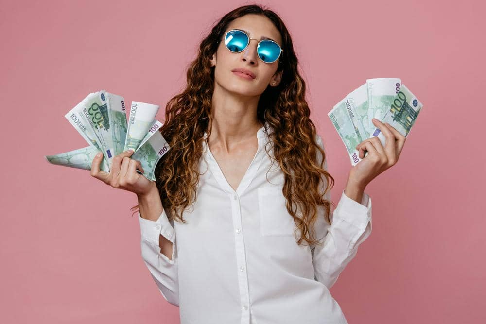 ilustrasi perempuan beruntung (pexels.com/Pavel Danilyuk)