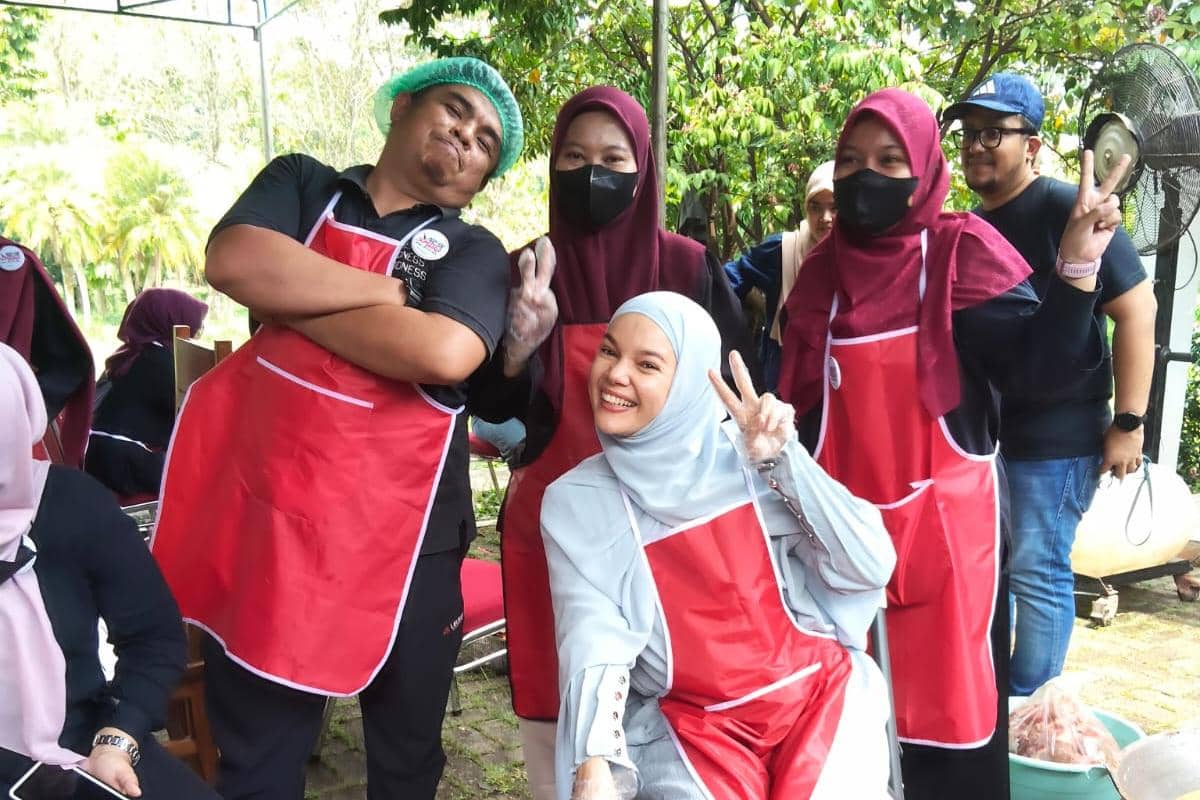 Dewi sandra masak rendang.jpg