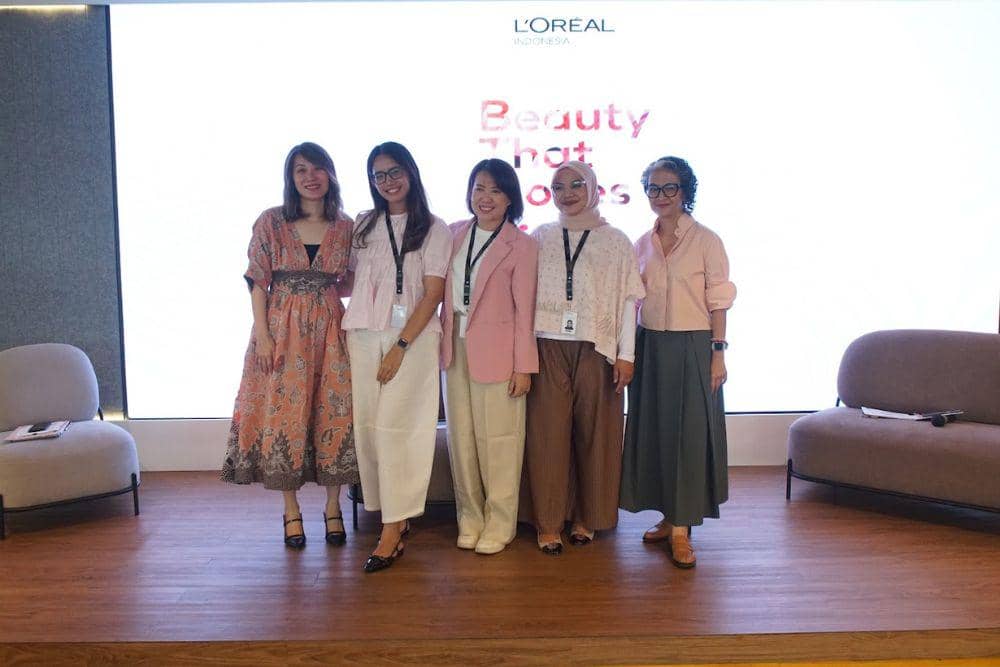 Template Foto Utama.jpgKiri ke Kanan: Victoria Aswien, Chief of Human Resources Officer L’Oréal Indonesia; Adhisty Esther Deodora Panjaitan, Yunita Muliadi, dan Alif Laila Inayati Az ZahraLaila, Returnee of the L'Oréal Career Reconnect Program; serta Wita Krisanti, Executive Director, Indonesia Business Coalition for Women Empowerment (IBCWE).