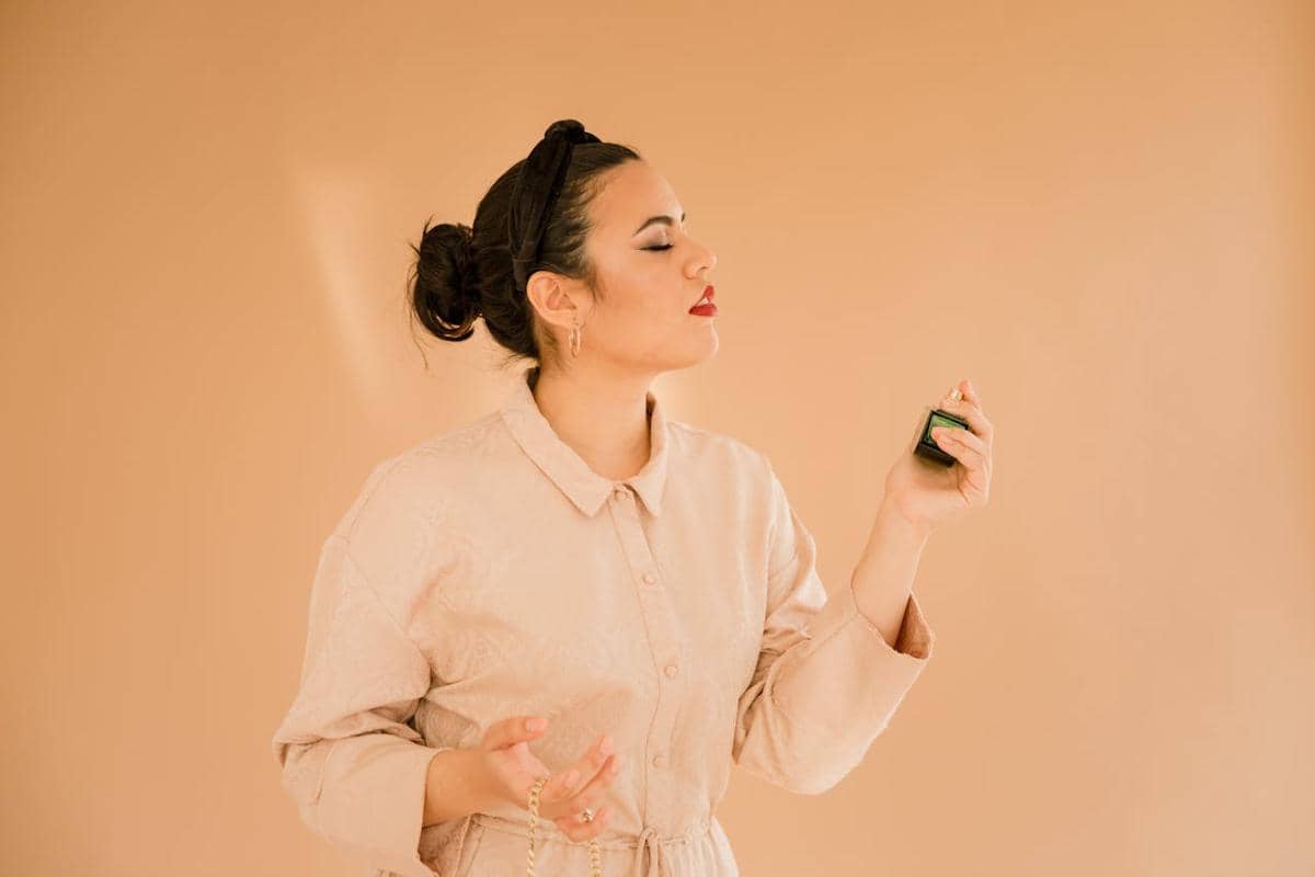 ilustrasi menyemprot parfum