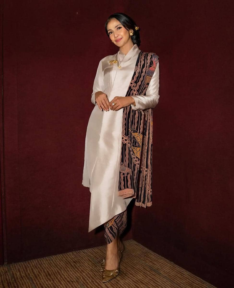 Kebaya Maudy Koesnadi. 