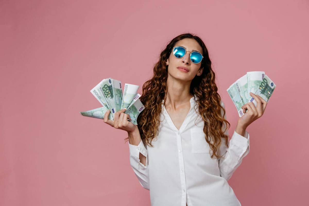 ilustrasi orang kaya punya banyak uang