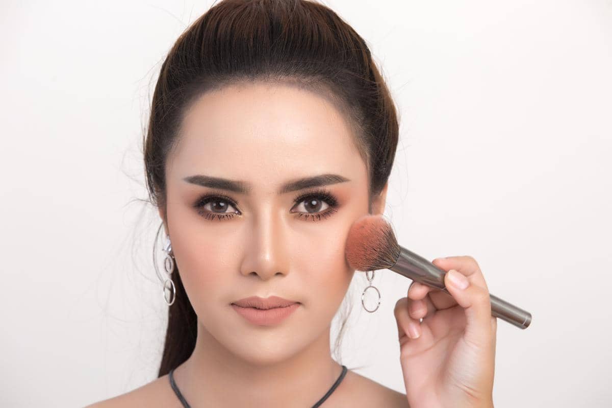 Ilustrasi make up Soft Sculpted Face 