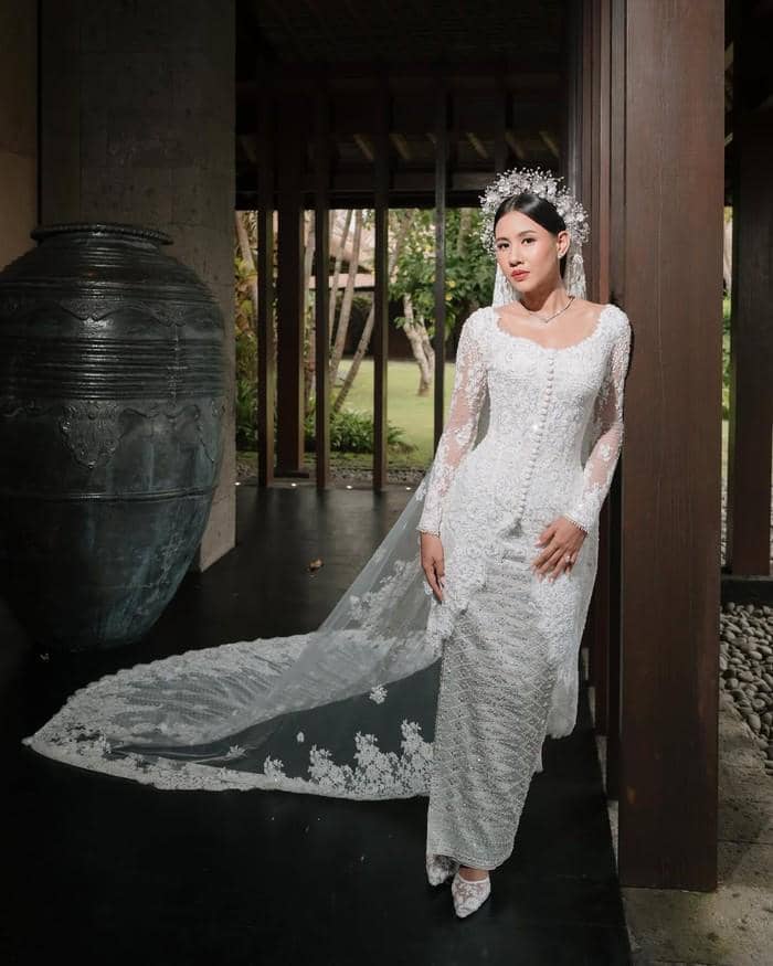 di-hari-pernikahan-shenina-cinnamon-dan-angga-yunanda-tampil-serasi-pakai-baju-adat-warna-putih-tampak-shenina-mengenakan-keba-1764665391574.jpeg