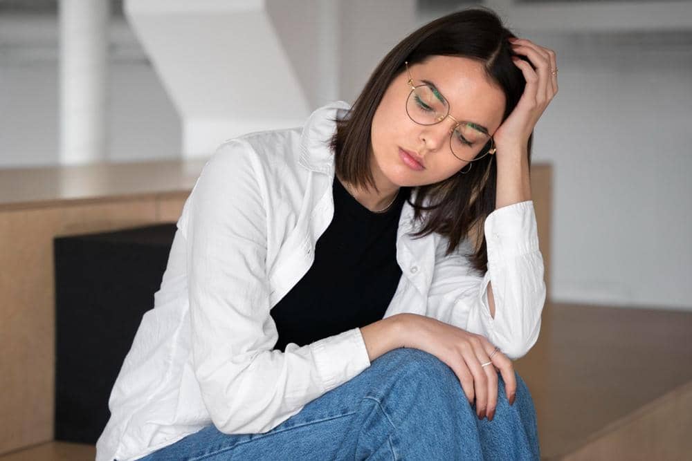 ilustrasi perempuan merasa stress (freepik.com/freepik)