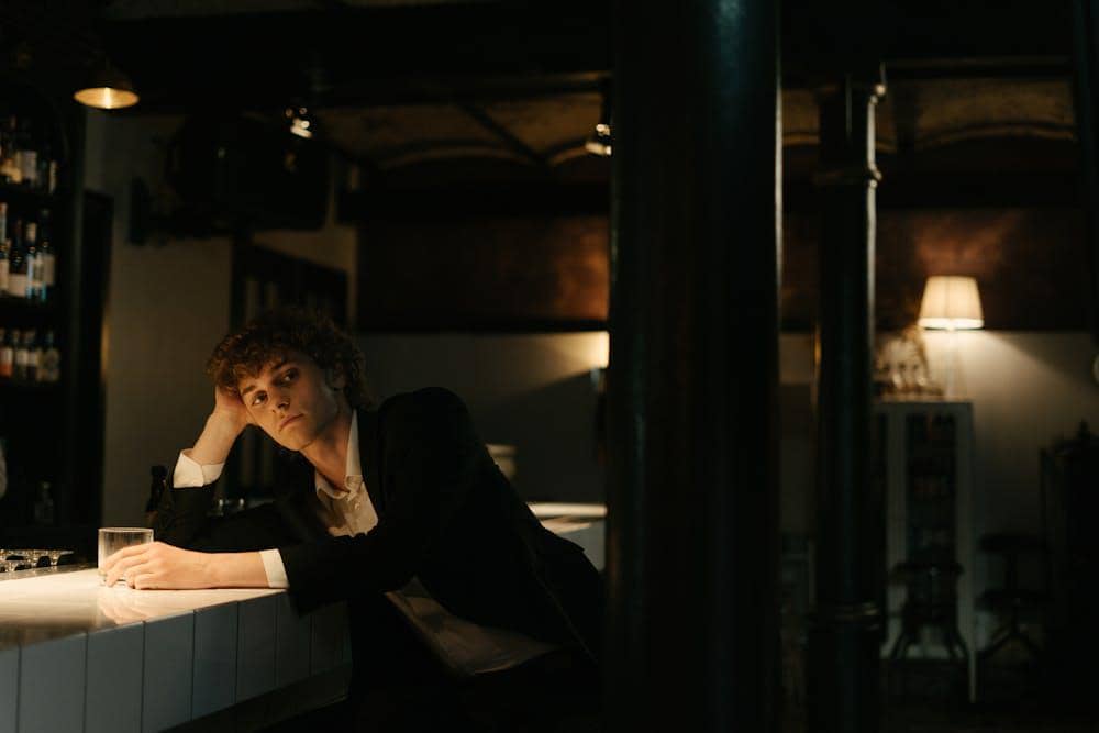 ilustrasi laki-laki merasa bosan (pexels.com/cottonbro studio)