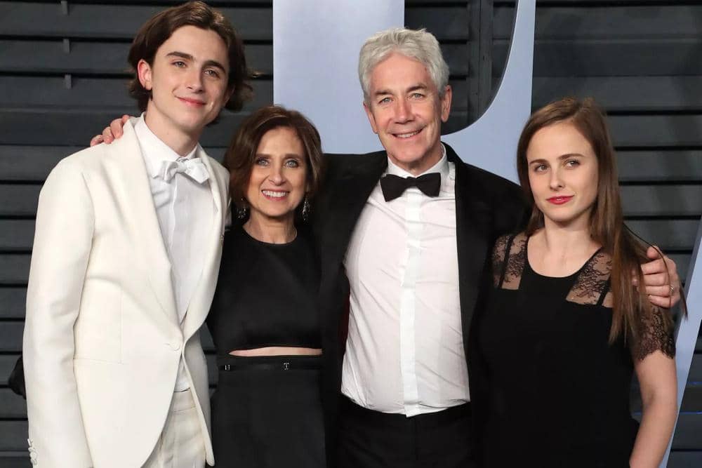 timothee-chalamet-parents-3-a094576ded9341b5b509267f5572314e.jpg
