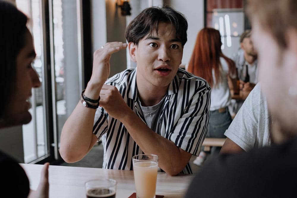 ilustrasi laki-laki bicara (pexels.com/cottonbro studio)