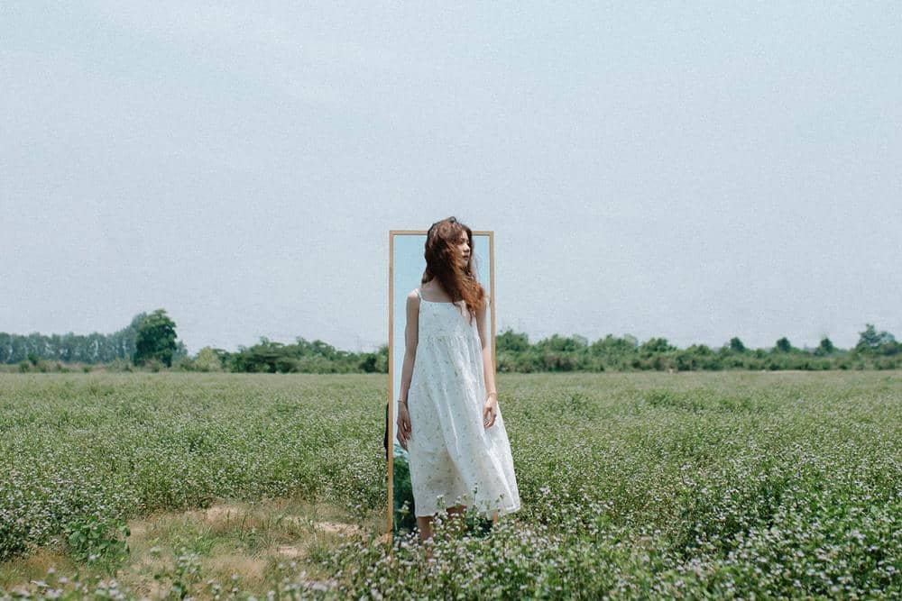 ilustrasi perempuan di ladang bunga (pexels.com/Huy Nguyễn)