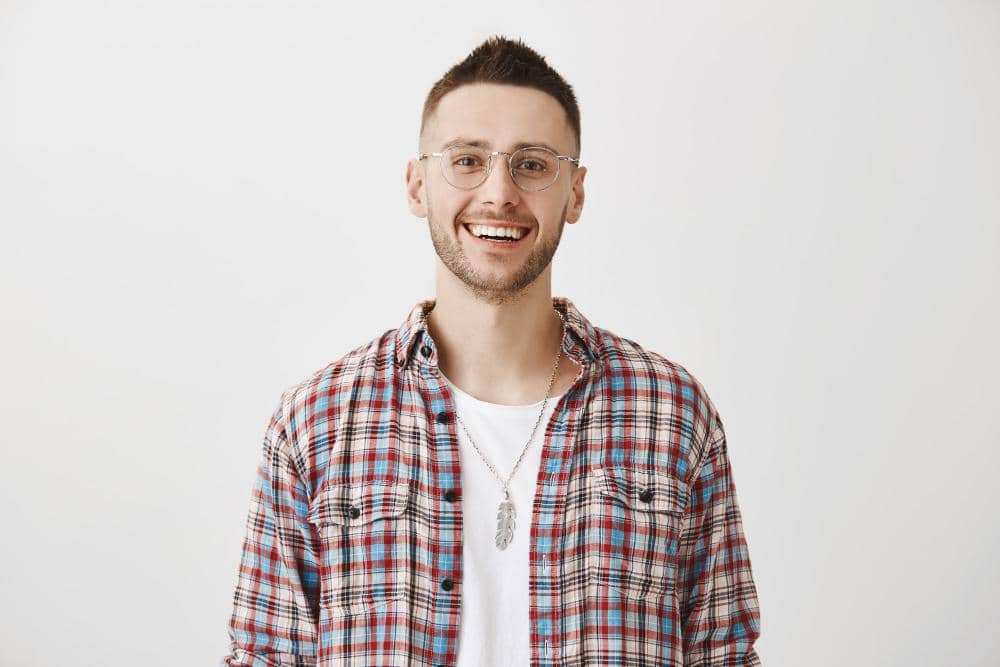 ilustrasi laki-laki tersenyum (freepik.com/cookie_studio)