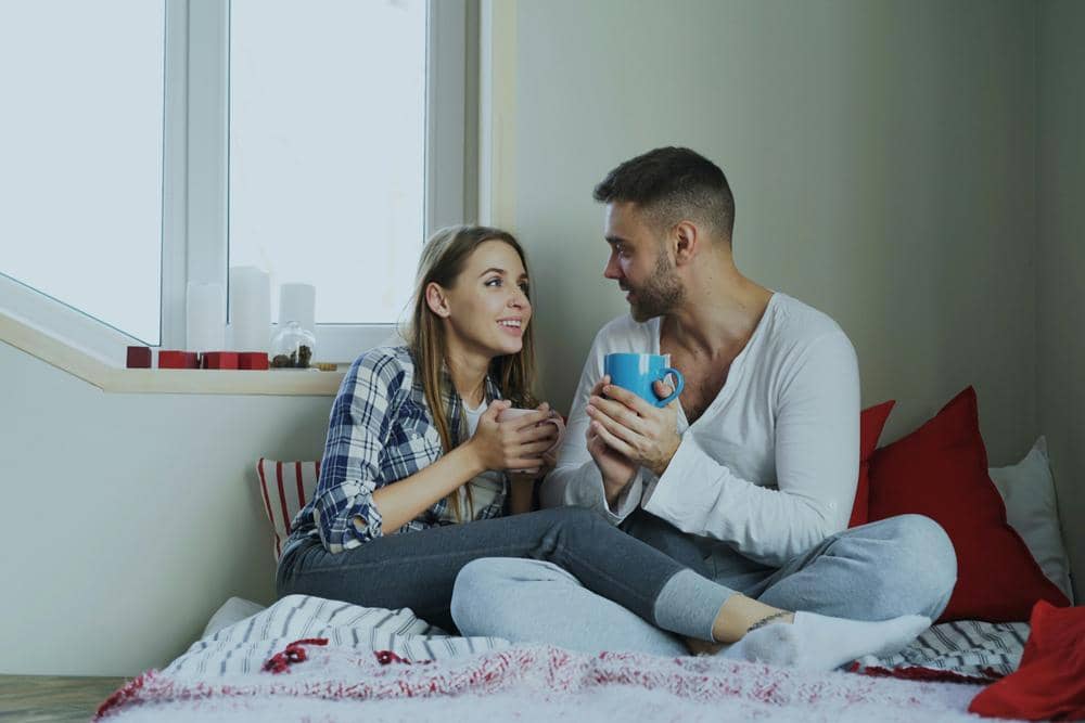 ilustrasi pasangan ngobrol (unsplash.com/Vitaly Gariev)