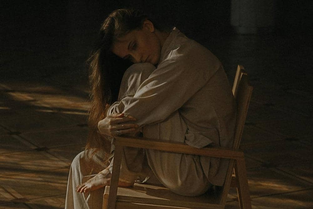 ilustrasi perempuan merasa cemas (pexels.com/Vasiliy Skuratov)