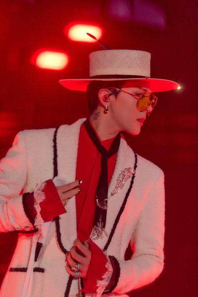 KOREA_G-Dragon-wearing-CHANEL-High-Jewelry-and-a-custom-CHANEL-look_1-400x600.jpg