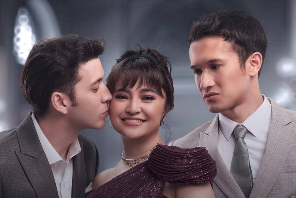 Saat takdir mempertemukan mereka kembali, Nadia telah bersama yang lain. Akankah cinta lama kemb.jpg