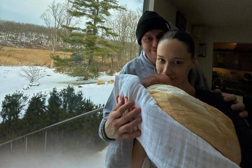 Pete Davidson dan Elsie Hewitt Sambut Kelahiran Anak Pertama
