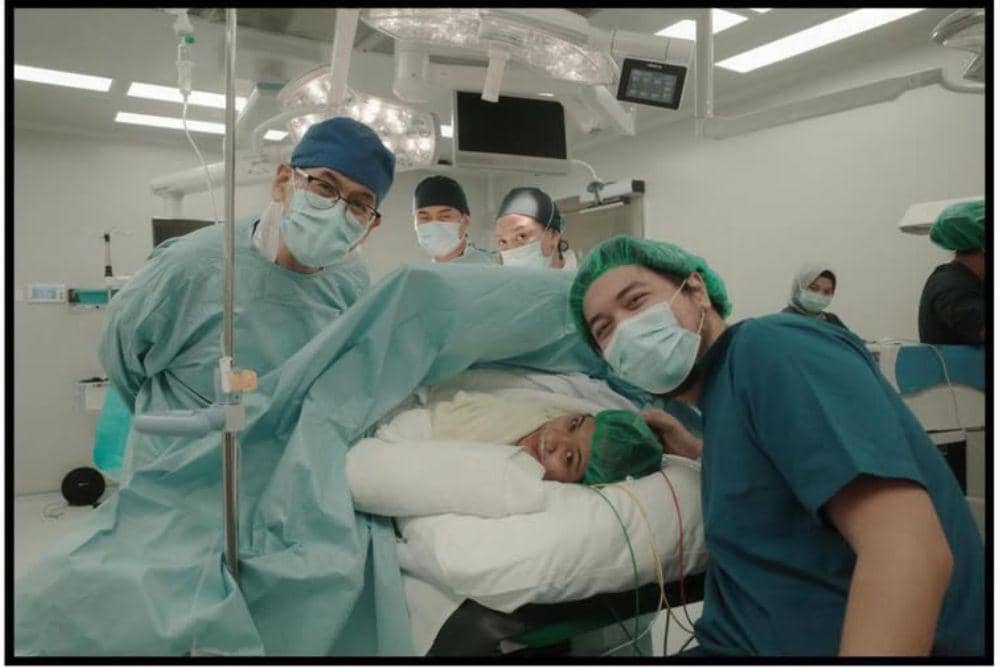 Potret Kelahiran Anak Pertama Bilal Indrajaya dan Istri