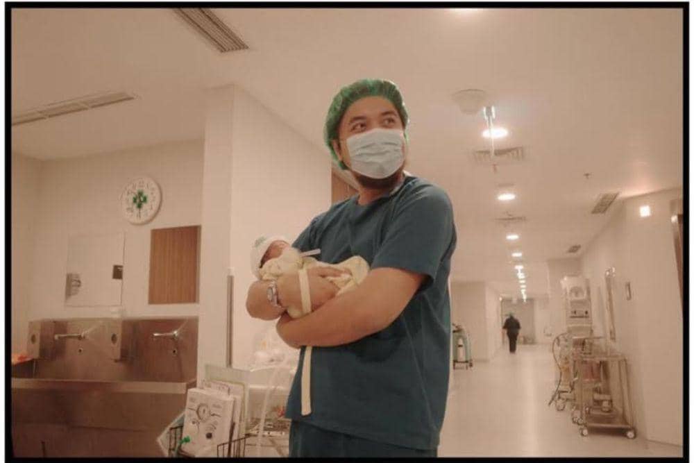 Potret Kelahiran Anak Pertama Bilal Indrajaya dan Istri