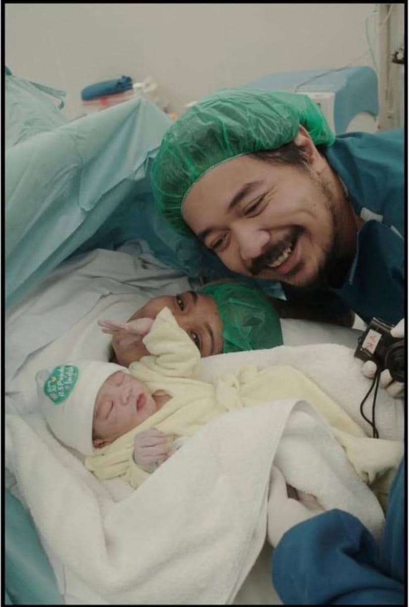 Potret Kelahiran Anak Pertama Bilal Indrajaya dan Istri