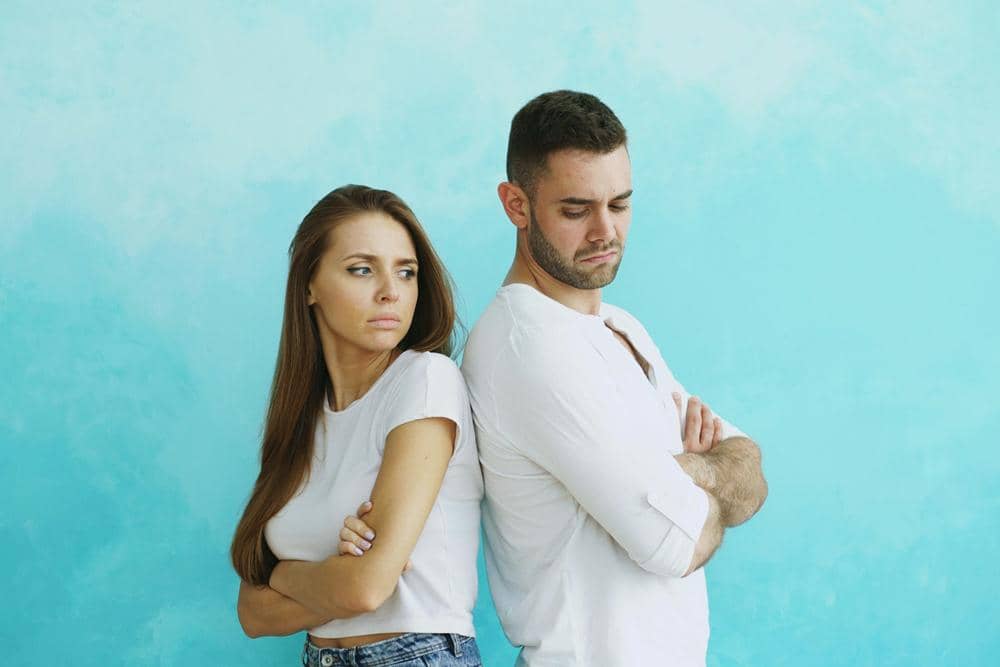 ilustrasi pasangan berkonflik (unsplash.com/Vitaly Gariev)