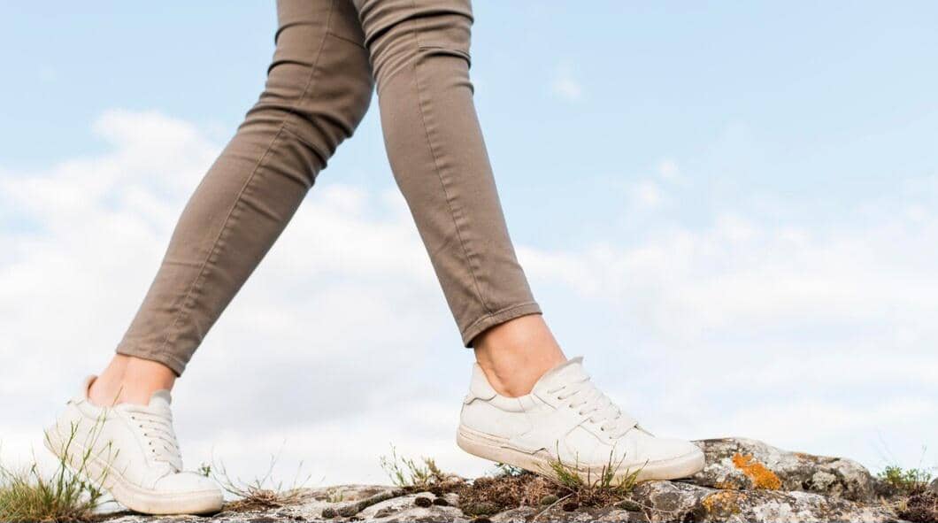 berjalan memakai sepatu (freepik.com/freepik)