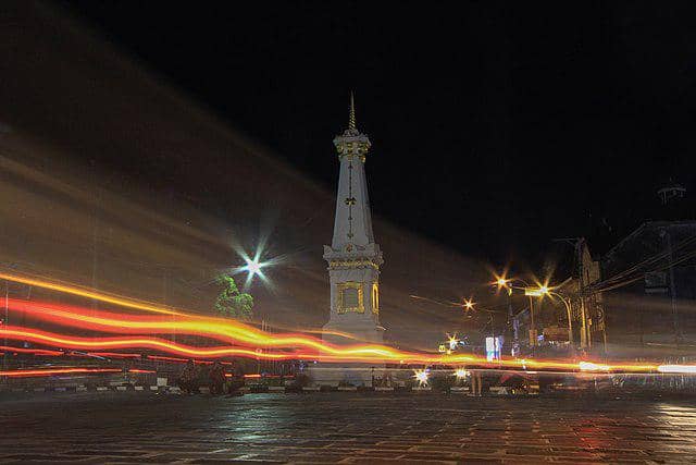 tugu jogja kota saat malam hari