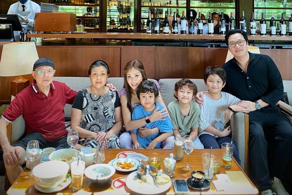pre new year lunch sama oma opa @omaoce @aaron.suryajaya @adhikamaxi @kaicaleboey  @corknscrew B (1).jpg