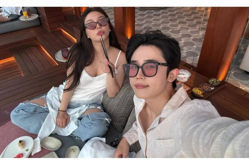 정말 신혼여행하기 완벽한 곳이다… 썬셋 분위기 미쳤다… ㅠㅠ 🌅🥹Sushi+Sunset=💜@wmaldives #WMaldives #TheOriginalWavemaker.jpg