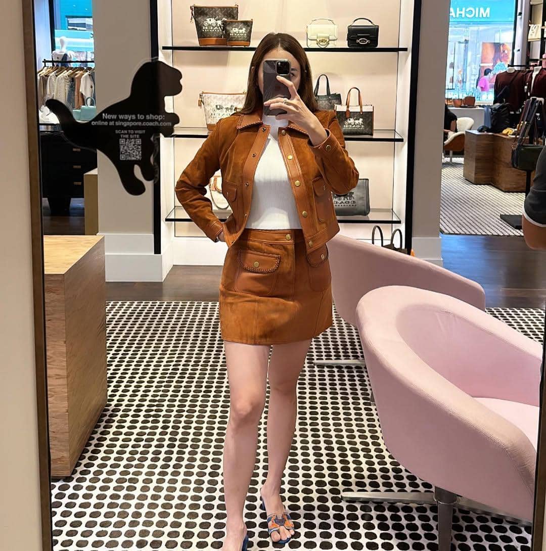 outfit aura kasih mengenakan jaket crop dan rok mini