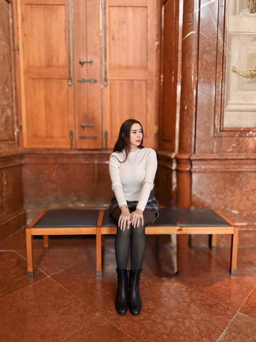 outfit aura kasih saat liburan di luar negeri