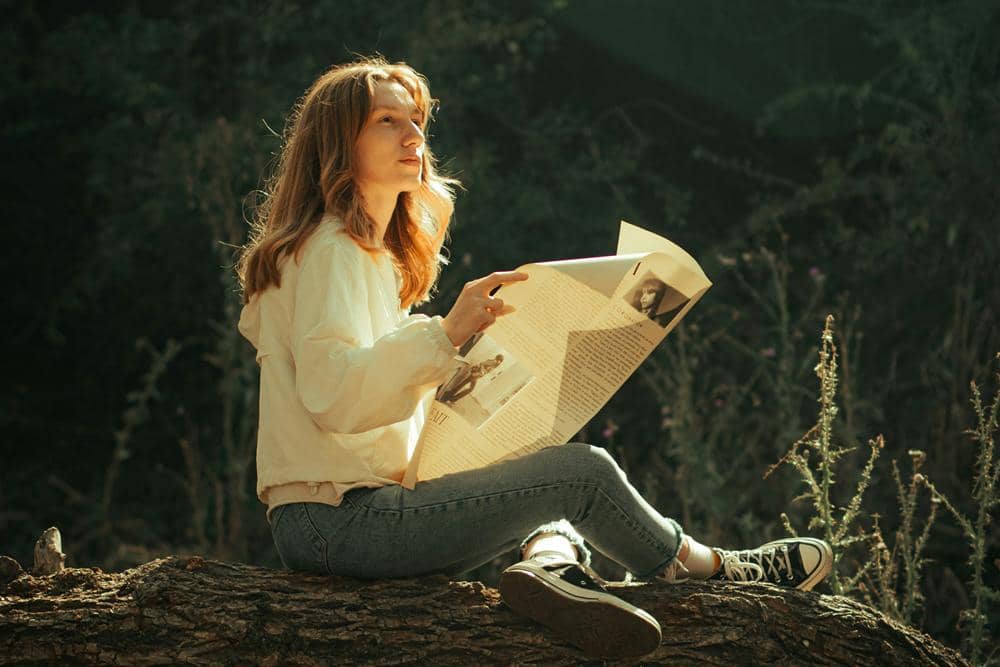 ilustrasi perempuan membaca (unsplash.com/Emrecan Dora)