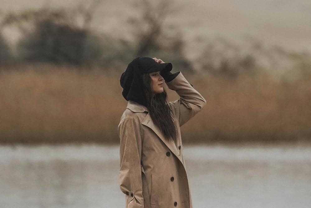 ilustrasi perempuan berdiri (pexels.com/Maksim Romashkin)